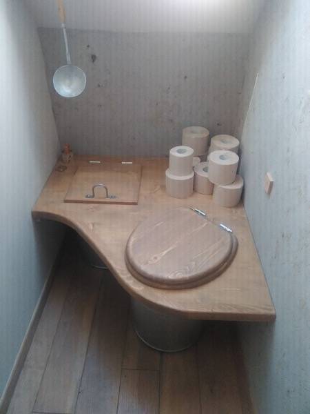 murs de toilettes enduits