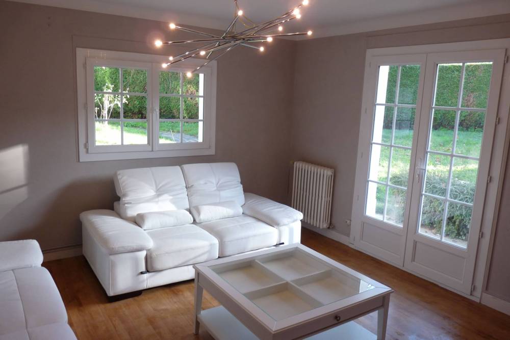 murs de salon repeints en beige